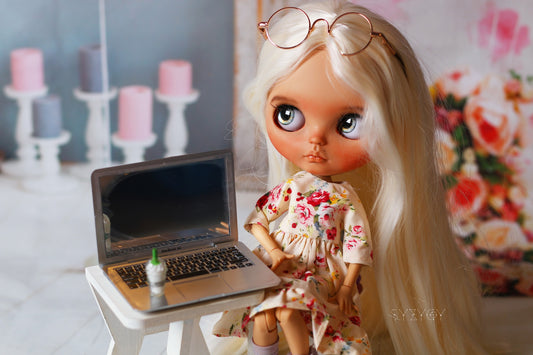 Mini Apple-Style Laptop for Blythe & 1:6 Dolls – Dollhouse Desk Accessory