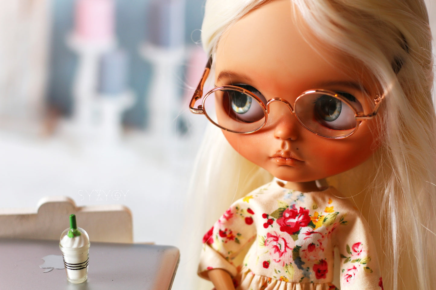 Mini Apple-Style Laptop for Blythe & 1:6 Dolls – Dollhouse Desk Accessory