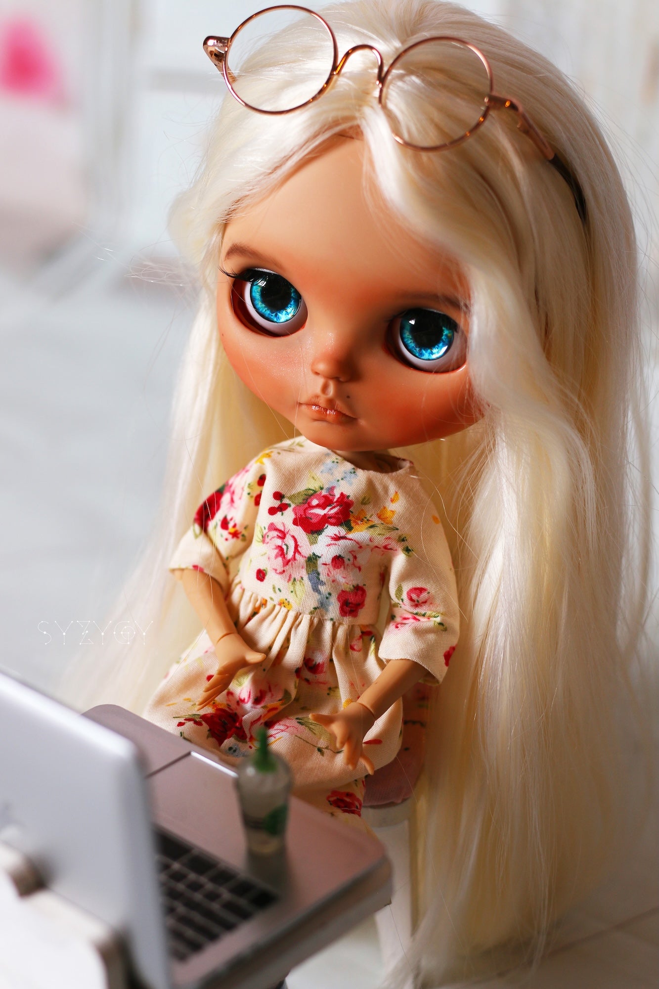 Mini Apple-Style Laptop for Blythe & 1:6 Dolls – Dollhouse Desk Accessory