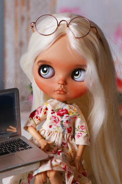 Mini Apple-Style Laptop for Blythe & 1:6 Dolls – Dollhouse Desk Accessory