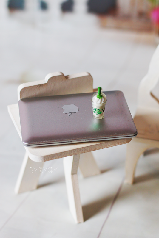 Mini Apple-Style Laptop for Blythe & 1:6 Dolls – Dollhouse Desk Accessory
