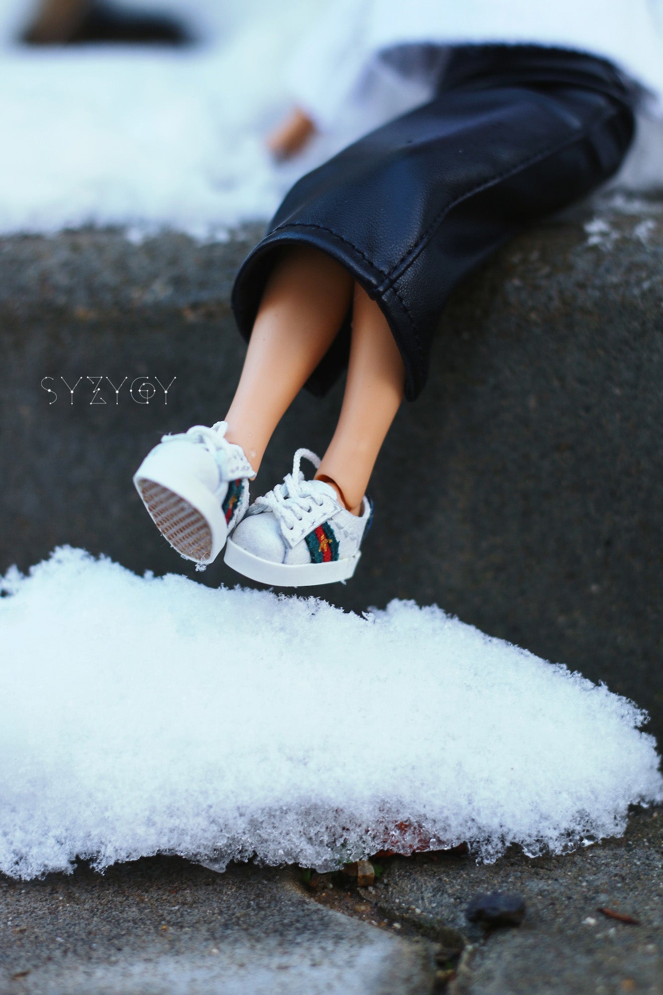 Blythe Sneakers – White Mini Lace-Up Shoes for 1:6 Dolls