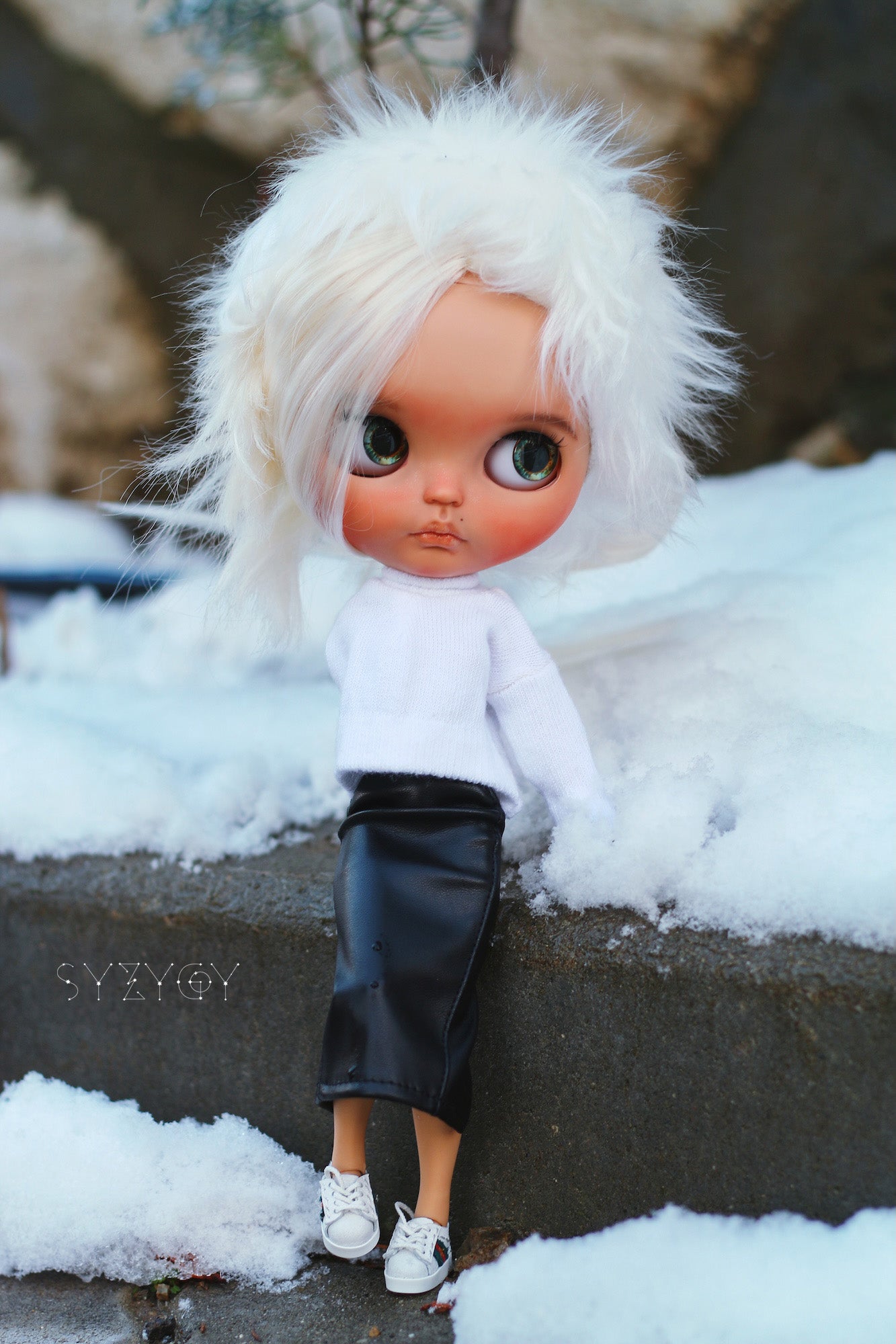 Blythe Winter Outfit Set – White Turtleneck Top & Black Leather Skirt (1:6 Doll Clothes)