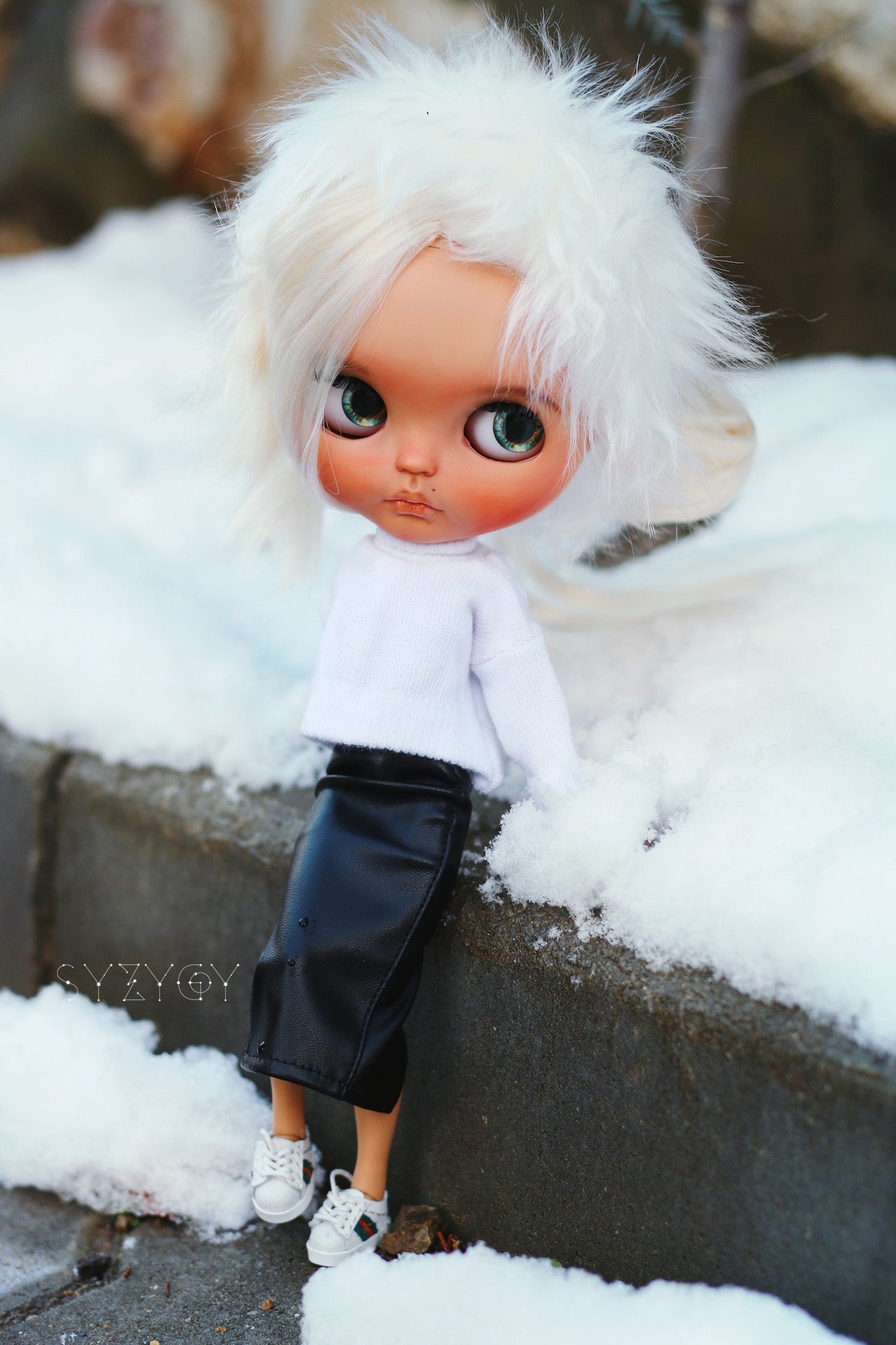 Blythe Winter Outfit Set – White Turtleneck Top & Black Leather Skirt (1:6 Doll Clothes)