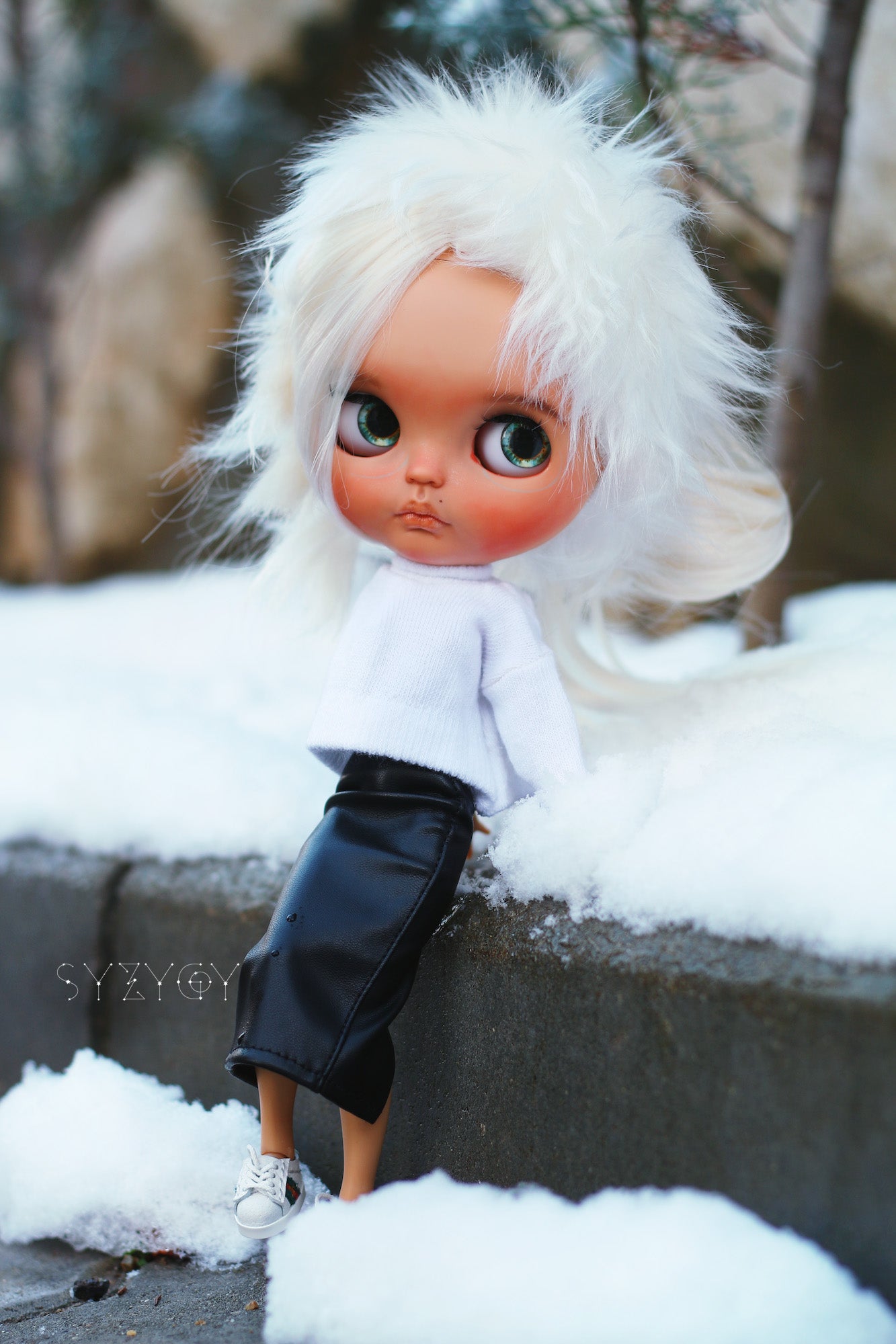 Blythe Winter Outfit Set – White Turtleneck Top & Black Leather Skirt (1:6 Doll Clothes)