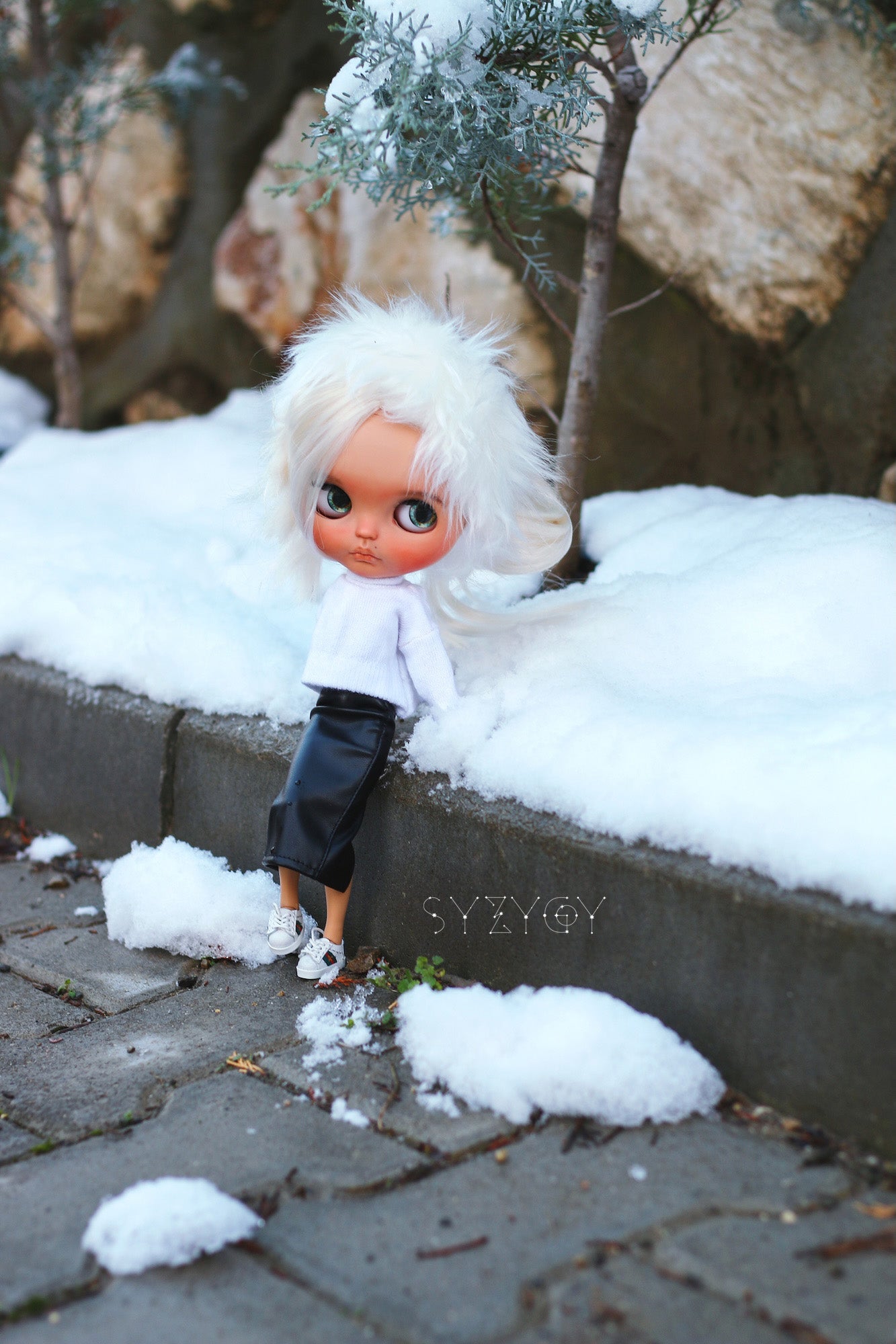 Blythe Winter Outfit Set – White Turtleneck Top & Black Leather Skirt (1:6 Doll Clothes)