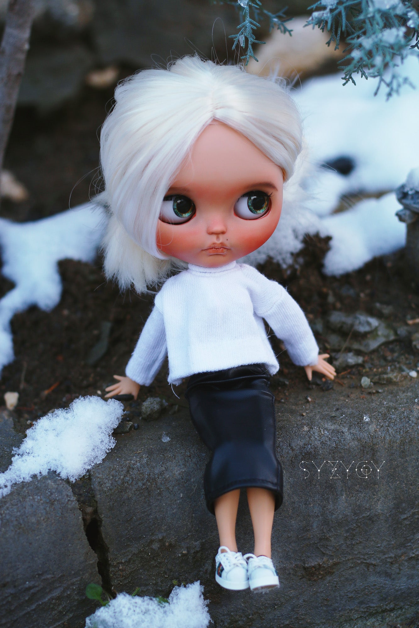 Blythe Winter Outfit Set – White Turtleneck Top & Black Leather Skirt (1:6 Doll Clothes)