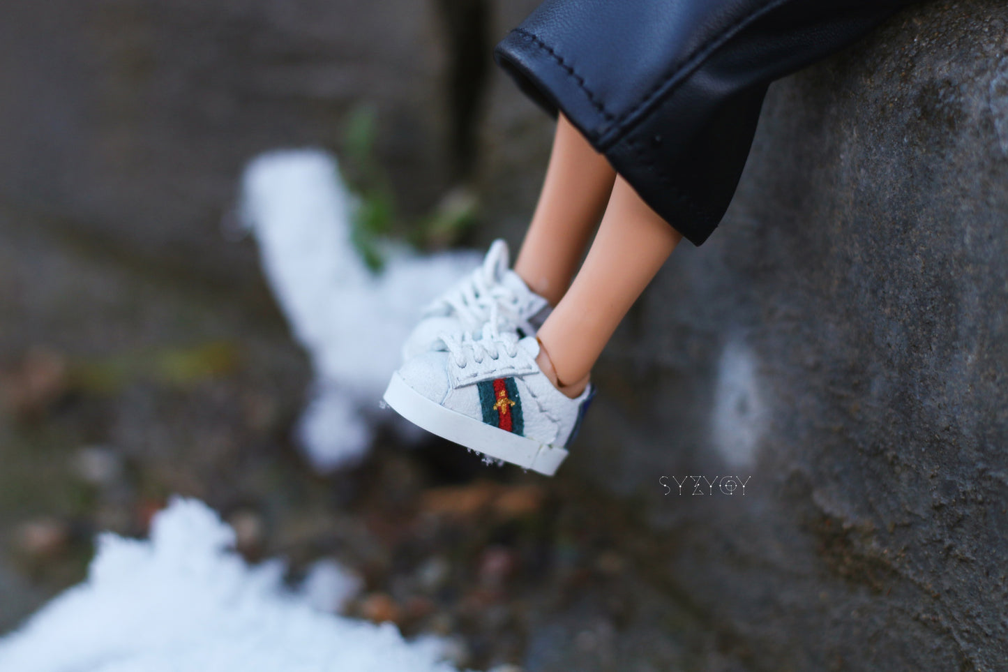 Blythe Sneakers – White Mini Lace-Up Shoes for 1:6 Dolls