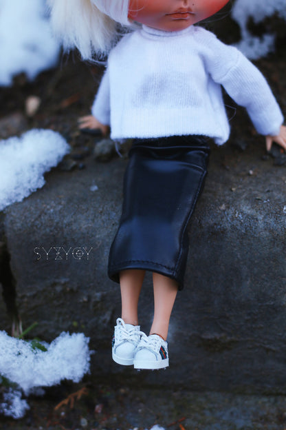 Blythe Winter Outfit Set – White Turtleneck Top & Black Leather Skirt (1:6 Doll Clothes)