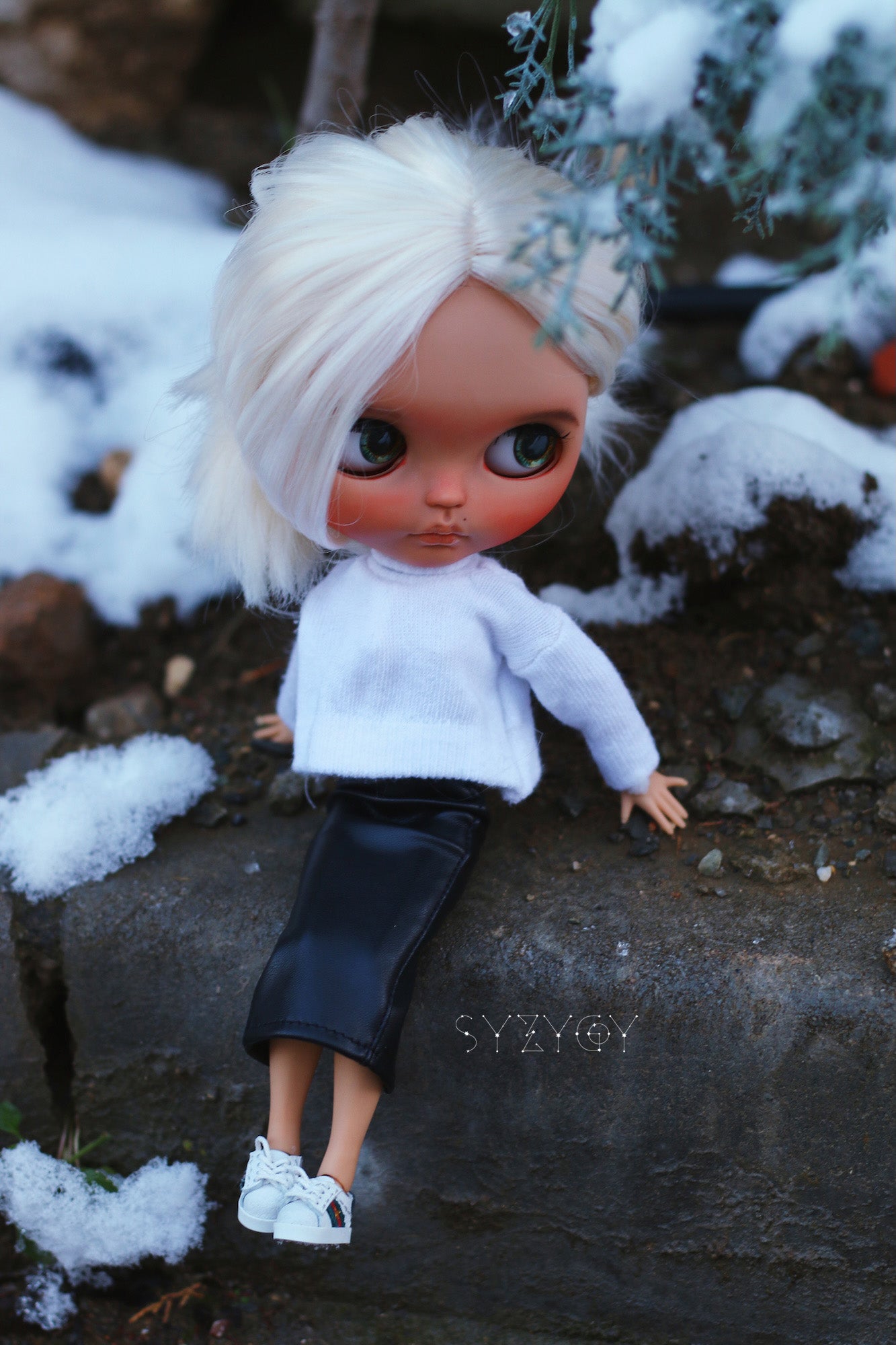 Blythe Winter Outfit Set – White Turtleneck Top & Black Leather Skirt (1:6 Doll Clothes)