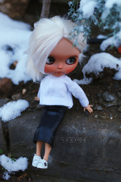 Blythe Winter Outfit Set – White Turtleneck Top & Black Leather Skirt (1:6 Doll Clothes)